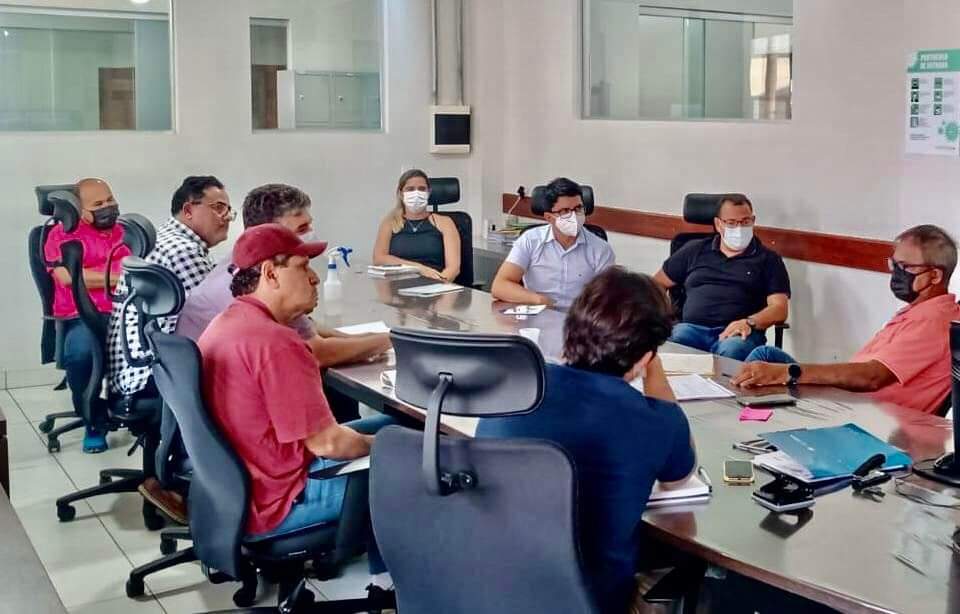 Deputado Jenilson Leite e produtores rurais visitam OCB-Sescoop/AC