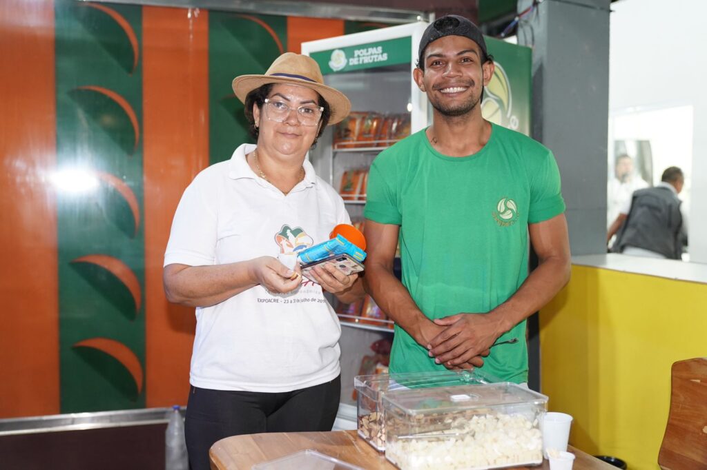 Cooperacre, Coopermóveis e Cooperfarinha marcam presença na maior feira de negócios do Acre